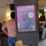 auf dem Weg zum Blockupy -Camp sahen wir im Frankfurter Edel-Eissalon hängende Plakate mit Granaten-Werbung